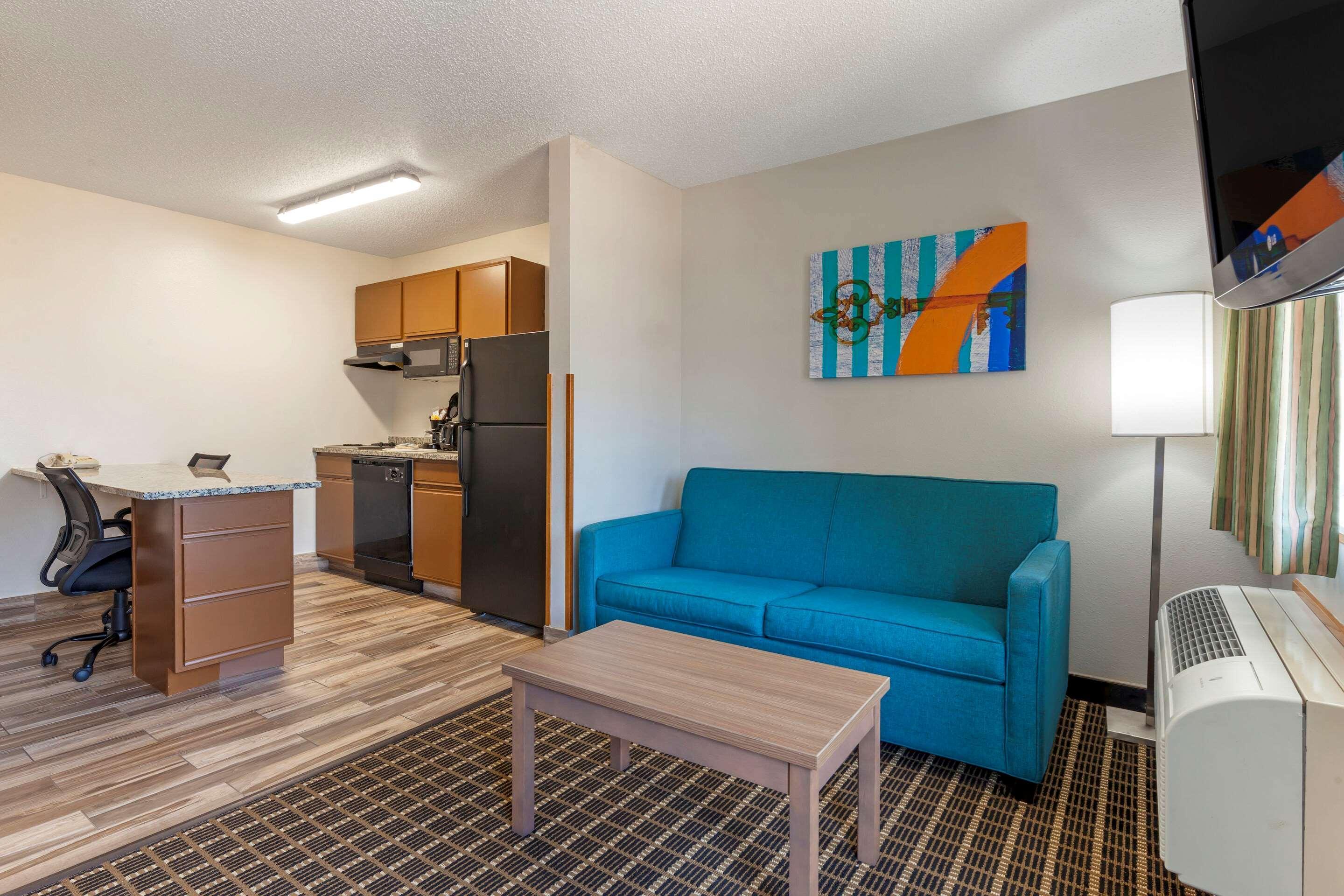 Mainstay Suites Dubuque At Hwy 20 Exterior photo